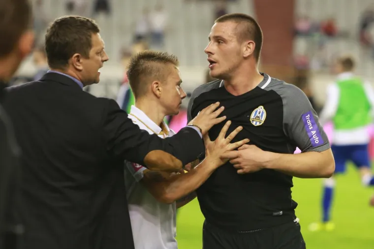 ZAISKRILO NA POLJUDU: Derbi skoro zavr&scaron;io sveopćom tučnjavom