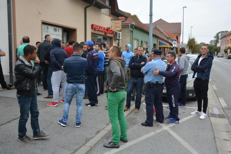 DRAMA KOD SLATINE: Obitelj i prijatelji izbodenih ljudi ispred policije traži informacije o maloljetnom napadaču