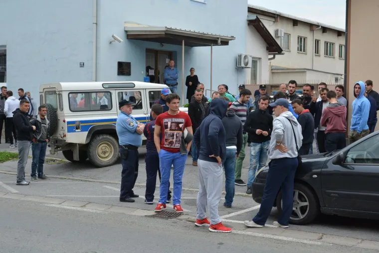 DRAMA KOD SLATINE: Obitelj i prijatelji izbodenih ljudi ispred policije traži informacije o maloljetnom napadaču