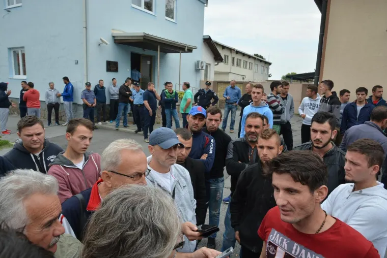 DRAMA KOD SLATINE: Obitelj i prijatelji izbodenih ljudi ispred policije traži informacije o maloljetnom napadaču