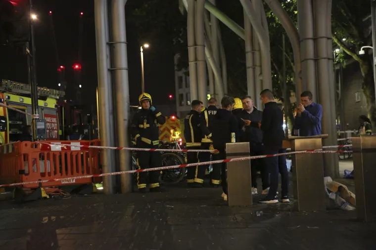 &Scaron;estero ljudi ozlijeđeno u nekoliko napada kiselinom u području oko jednog trgovačkog centra u Londonu