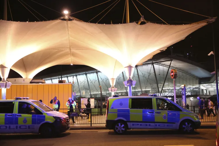 &Scaron;estero ljudi ozlijeđeno u nekoliko napada kiselinom u području oko jednog trgovačkog centra u Londonu