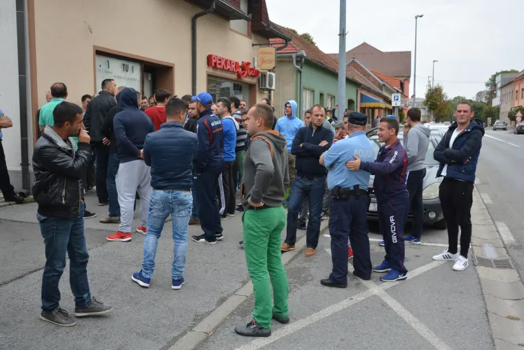 Napeta atmosfera u Slatini: obitelj i prijatelji izbodenih mladića okupili se ispred policijske postaje