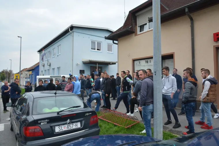 Napeta atmosfera u Slatini: obitelj i prijatelji izbodenih mladića okupili se ispred policijske postaje