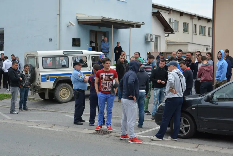 Napeta atmosfera u Slatini: obitelj i prijatelji izbodenih mladića okupili se ispred policijske postaje