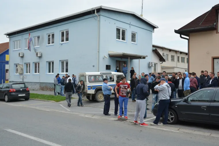 Napeta atmosfera u Slatini: obitelj i prijatelji izbodenih mladića okupili se ispred policijske postaje