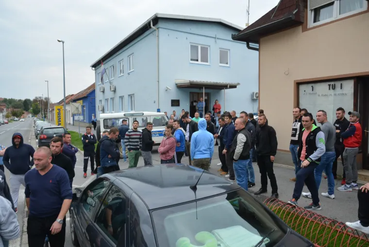 Napeta atmosfera u Slatini: obitelj i prijatelji izbodenih mladića okupili se ispred policijske postaje
