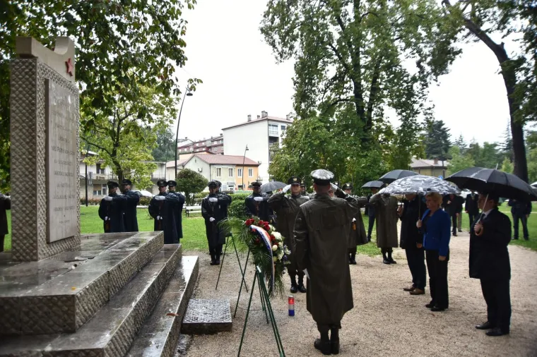 Povodom Dana Istarske županije i 70. godišnjice Pariške mirovne konferencije položeni su vijenci na središnjem spomeniku u parku Narodnog ustanka.