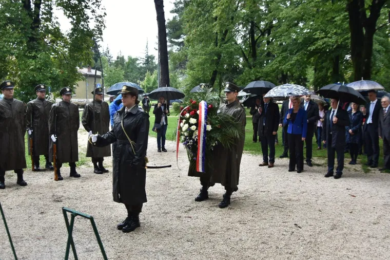 KOLINDA POLOŽILA VIJENCE U PARKU NARODNOG USTANKA: Predsjednica na obilježavanju Dana Istarske županije