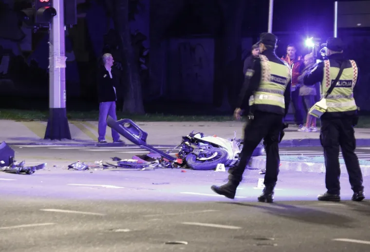 JEZIVA PROMETNA NESREĆA NA KRIŽANJU BARUNA FILIPOVIĆA I SELSKE: Motociklist poginuo u sudaru