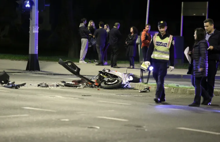 JEZIVA PROMETNA NESREĆA NA KRIŽANJU BARUNA FILIPOVIĆA I SELSKE: Motociklist poginuo u sudaru