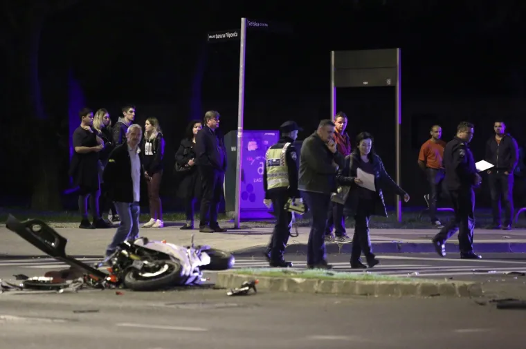 JEZIVA PROMETNA NESREĆA NA KRIŽANJU BARUNA FILIPOVIĆA I SELSKE: Motociklist poginuo u sudaru