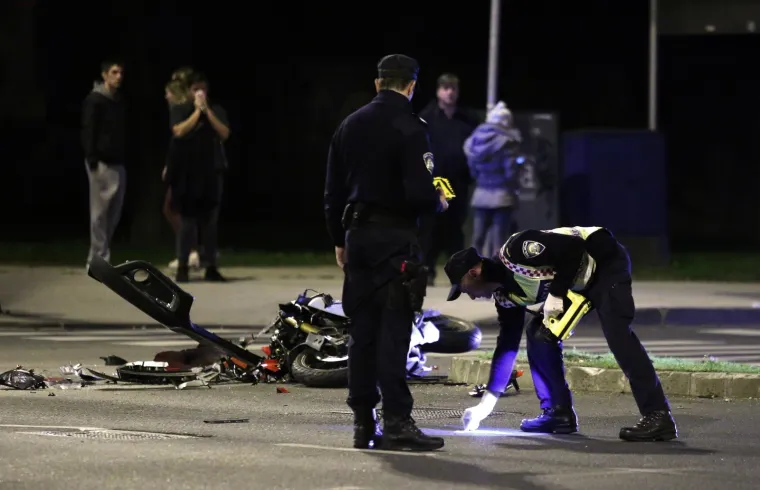 JEZIVA PROMETNA NESREĆA NA KRIŽANJU BARUNA FILIPOVIĆA I SELSKE: Motociklist poginuo u sudaru