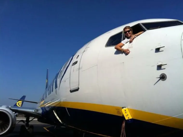 Eva Claire ima 31 godinu, iz Nizozemske je, pilotkinja je i na Instagramu ima vi&scaron;e od 80.000 obožavatelja koje poziva da polete s njom. U nastavku smo okupili fotografije koje pokazuju kako ih uspijeva zadržati. Ova ljepotica leti, pliva, bavi se jogom i putuje, a njezine avanture pogledajte u galeriji.