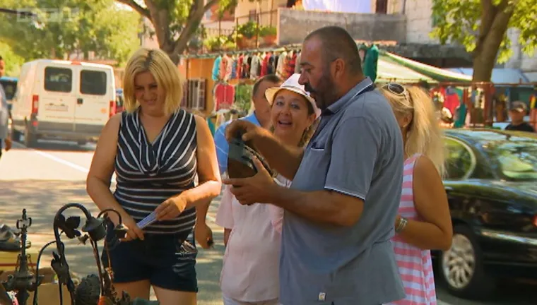 VRUĆE JE NA SELU: Andrine djevojke se skinule u bikinije i rashladile u jezeru