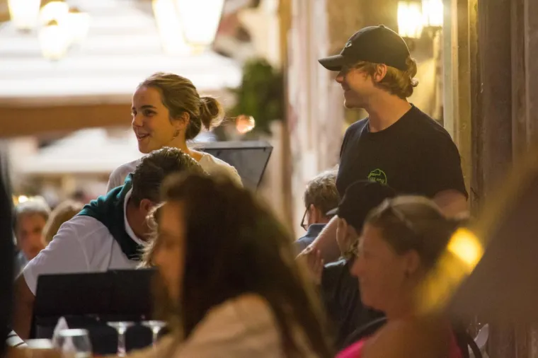 Obožavatelji su ga prepoznali, a on je popričao i fotografirao se s njima.