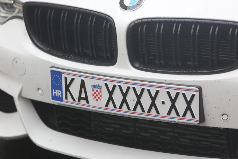 Karlovčanin nije žalio 2000 kn kako bi  dobio tablice sa šest 'X'-eva, Doduše, obzirom da BMW serije 4 stoji od 300.000 kn naviše, trošak tablice i nije veliki izdatak. A zauzvrat, plijeni pozornost gdje god parkrira...