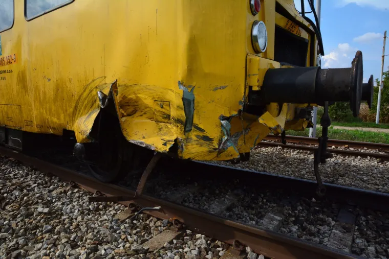 Vlak naletio na traktor, smrtno stradao traktorist