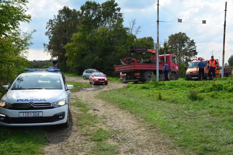 Vlak naletio na traktor, smrtno stradao traktorist