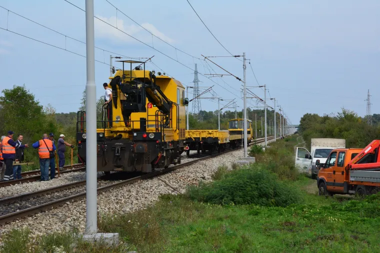 Vlak naletio na traktor, smrtno stradao traktorist