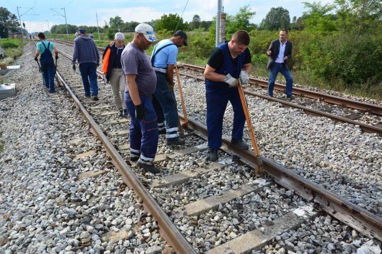 Vlak naletio na traktor, smrtno stradao traktorist