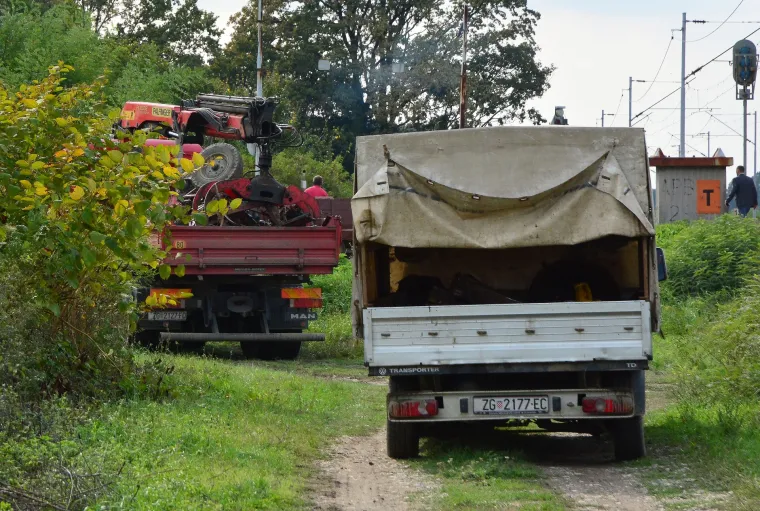 Vlak naletio na traktor, smrtno stradao traktorist