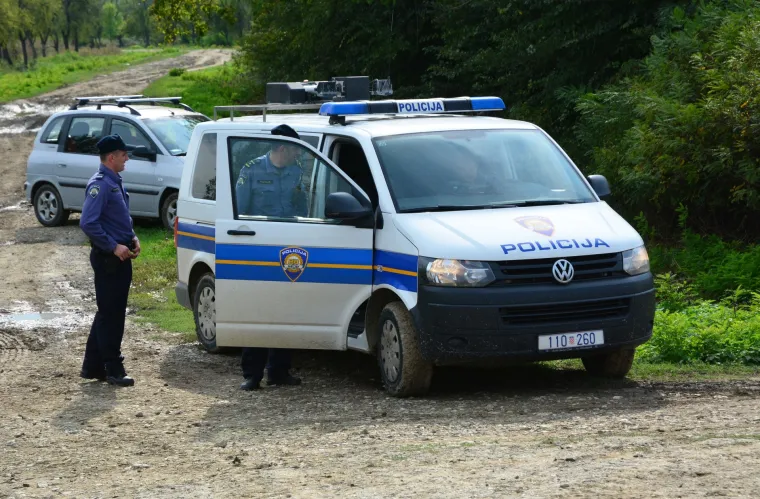 Vlak naletio na traktor, smrtno stradao traktorist