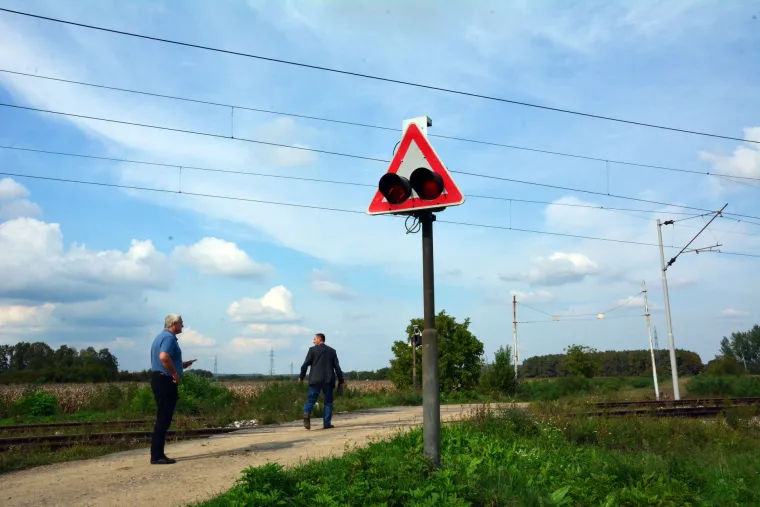 Vlak naletio na traktor, smrtno stradao traktorist