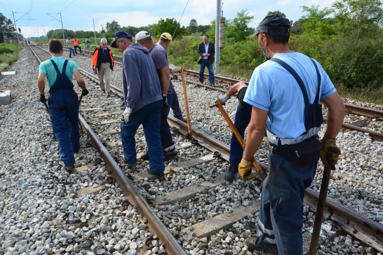Vlak naletio na traktor, smrtno stradao traktorist