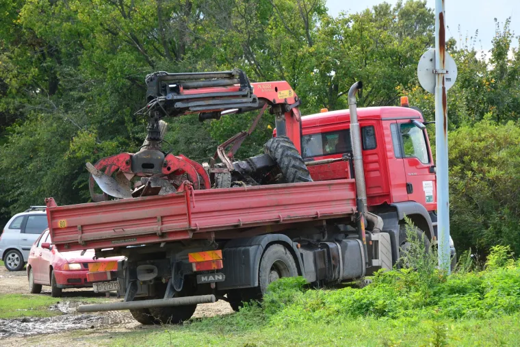 Vlak naletio na traktor, smrtno stradao traktorist