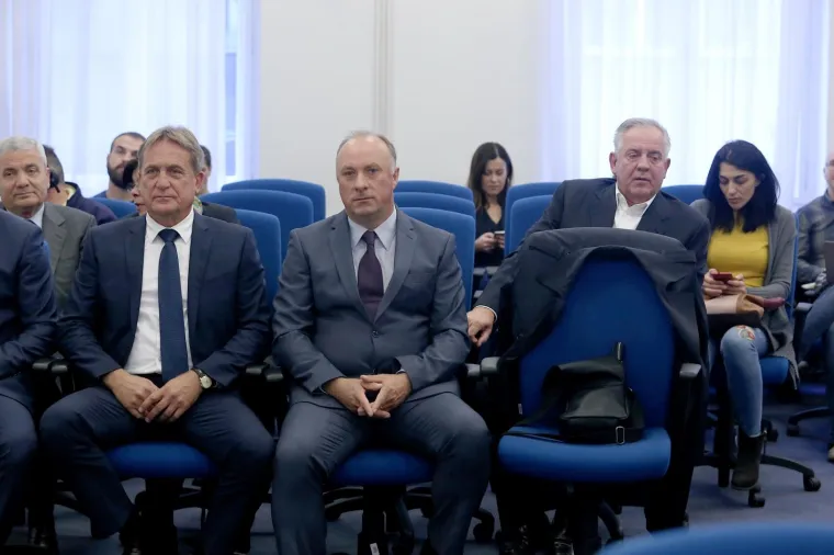 Na Županijskom sudu u Zagrebu nastavljeno je suđenje Ivi Sanaderu i drugima u aferi Fimi medija. Danas bi trebala svjedočiti trojica biv&scaron;ih ministara u Sanaderovoj vladi - Božidar Kalmeta, Damir Polančec i Božo Bi&scaron;kupić.