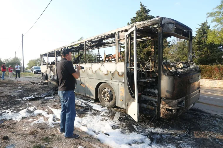 AUTOBUS AUTOTRANSPORTA SE ZAPALIO KOD DRNIŠA: Potpuno je izgorio, ali nitko nije ozlijeđen