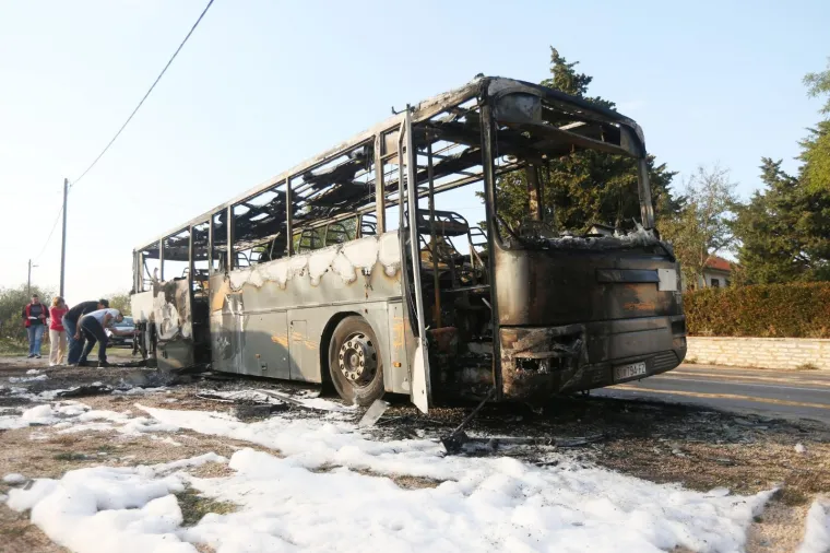 AUTOBUS AUTOTRANSPORTA SE ZAPALIO KOD DRNIŠA: Potpuno je izgorio, ali nitko nije ozlijeđen