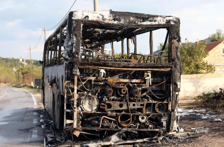 AUTOBUS AUTOTRANSPORTA SE ZAPALIO KOD DRNIŠA: Potpuno je izgorio, ali nitko nije ozlijeđen