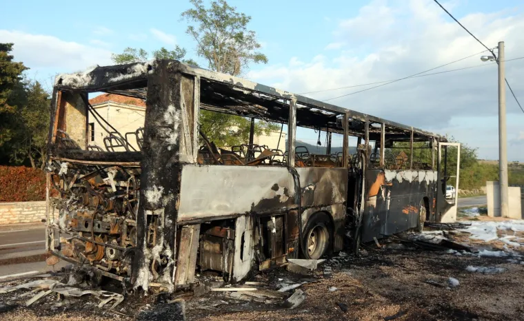 AUTOBUS AUTOTRANSPORTA SE ZAPALIO KOD DRNIŠA: Potpuno je izgorio, ali nitko nije ozlijeđen