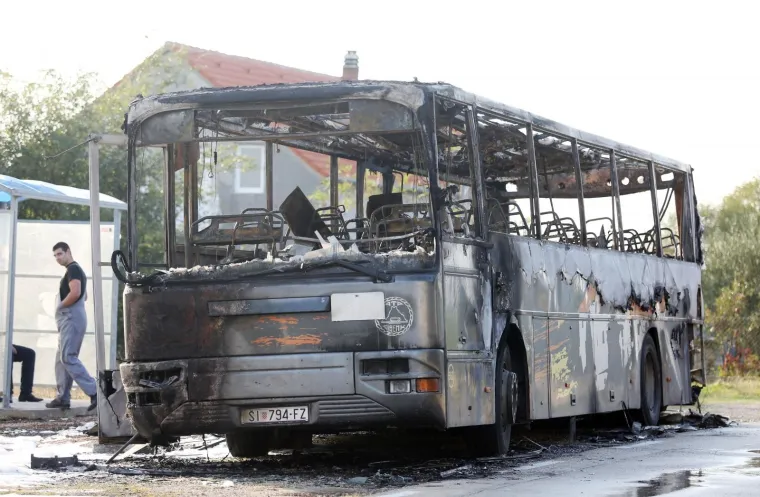 AUTOBUS AUTOTRANSPORTA SE ZAPALIO KOD DRNIŠA: Potpuno je izgorio, ali nitko nije ozlijeđen