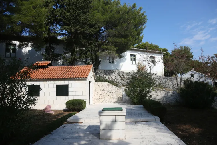 Objekti na otoku Smokvica koji su vraćeni državi