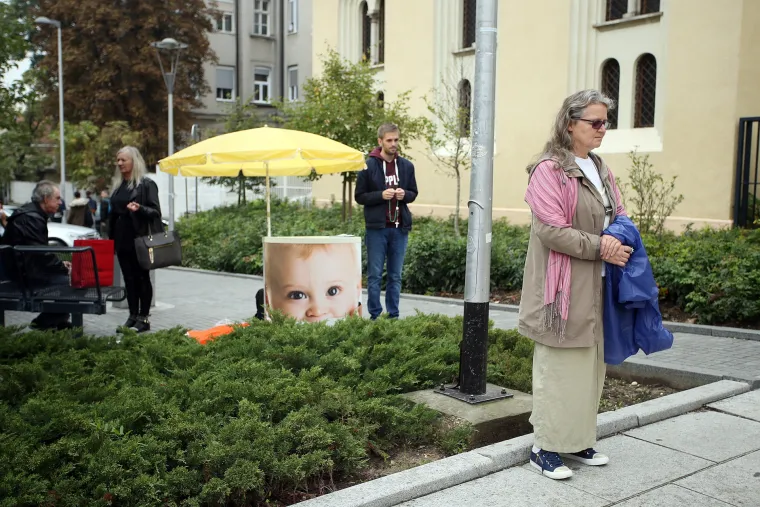Molitvena pro life inicijativa za život započela ispred KBC Sestre milosrdnice