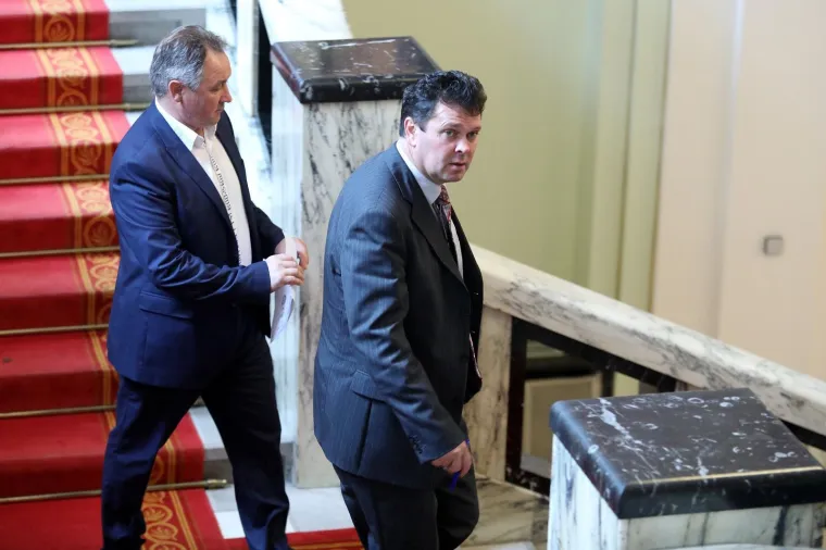 Saborski hodnici, fotografiranje i mobiteli zastupnicima zanimljiviji od rasprave u sabornici