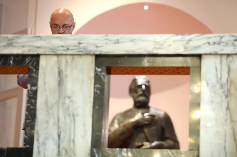 Saborski hodnici, fotografiranje i mobiteli zastupnicima zanimljiviji od rasprave u sabornici