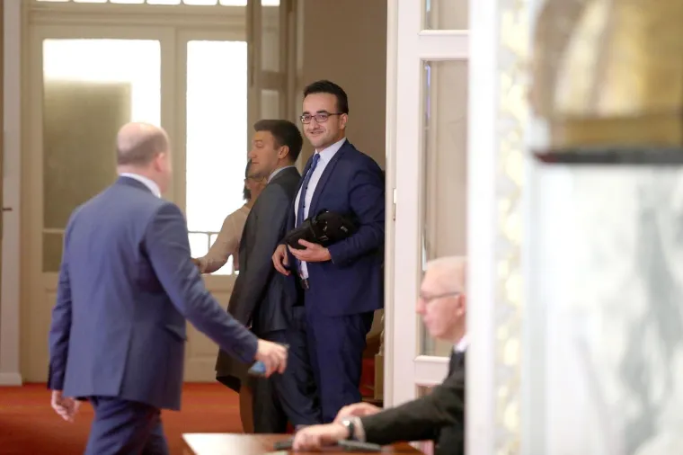 Saborski hodnici, fotografiranje i mobiteli zastupnicima zanimljiviji od rasprave u sabornici