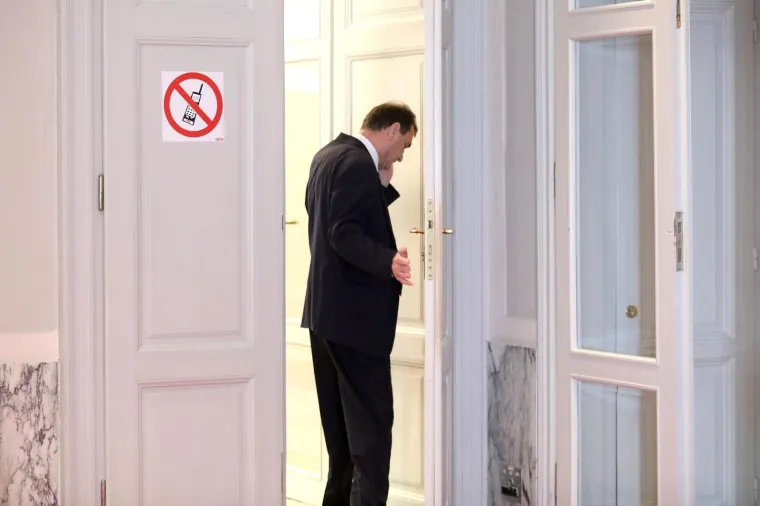 Saborski hodnici, fotografiranje i mobiteli zastupnicima zanimljiviji od rasprave u sabornici