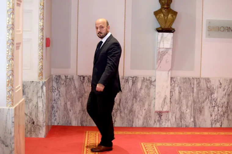 Saborski hodnici, fotografiranje i mobiteli zastupnicima zanimljiviji od rasprave u sabornici