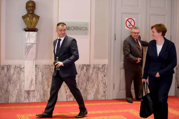 Saborski hodnici, fotografiranje i mobiteli zastupnicima zanimljiviji od rasprave u sabornici