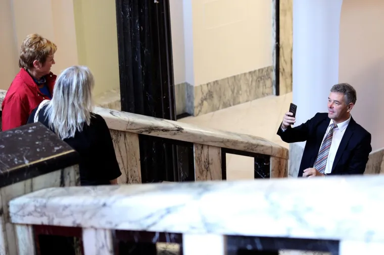 Saborski hodnici, fotografiranje i mobiteli zastupnicima zanimljiviji od rasprave u sabornici