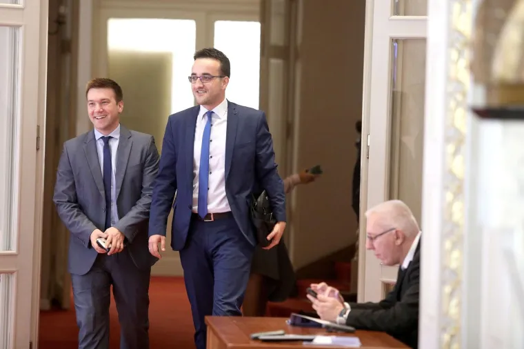 Saborski hodnici, fotografiranje i mobiteli zastupnicima zanimljiviji od rasprave u sabornici