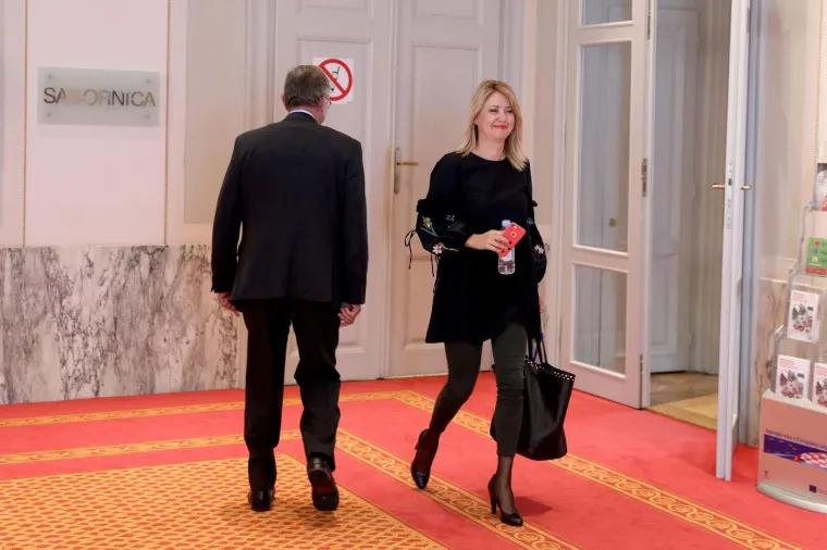 Saborski hodnici, fotografiranje i mobiteli zastupnicima zanimljiviji od rasprave u sabornici