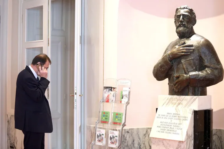 Saborski hodnici, fotografiranje i mobiteli zastupnicima zanimljiviji od rasprave u sabornici