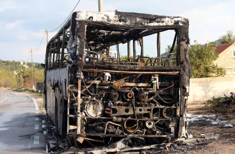 Kod Trbounja se zapalio i izgorio Autotransportov autobus, nema ozlijeđenih