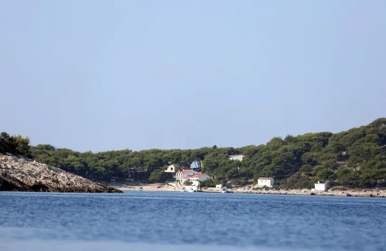 Provedba ovrhe nad otokom Smokvica koji je bio u vlasništvu Ivice Todorića. Nazočili su predstavnici DORH-a i MORH-a.